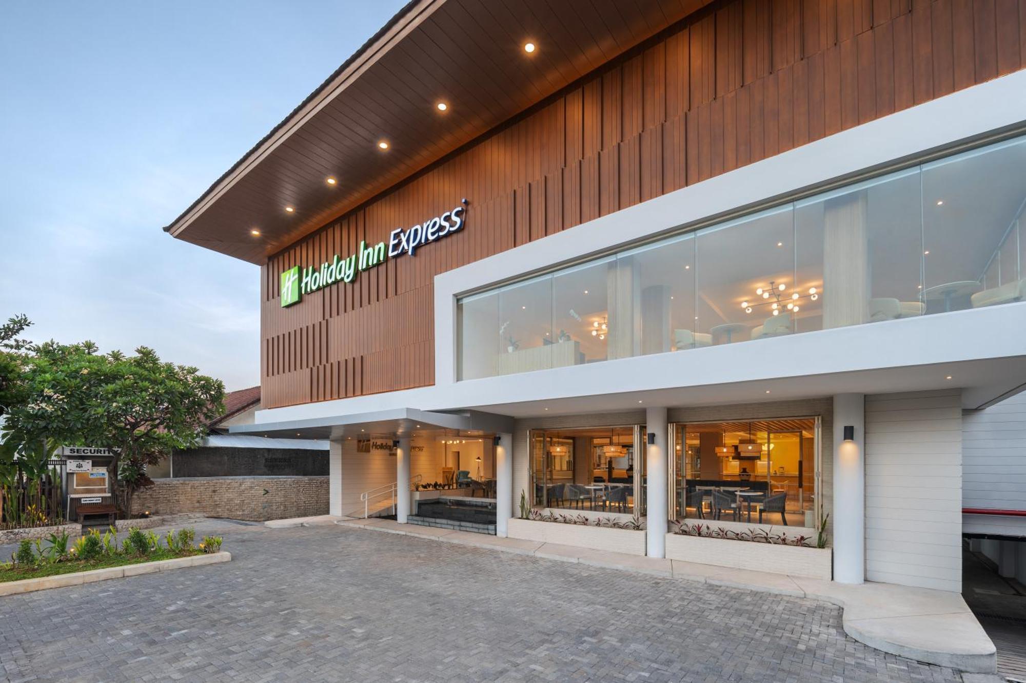 Holiday Inn Express Bali Sunset Road By Ihg Kuta Lombok Exteriör bild