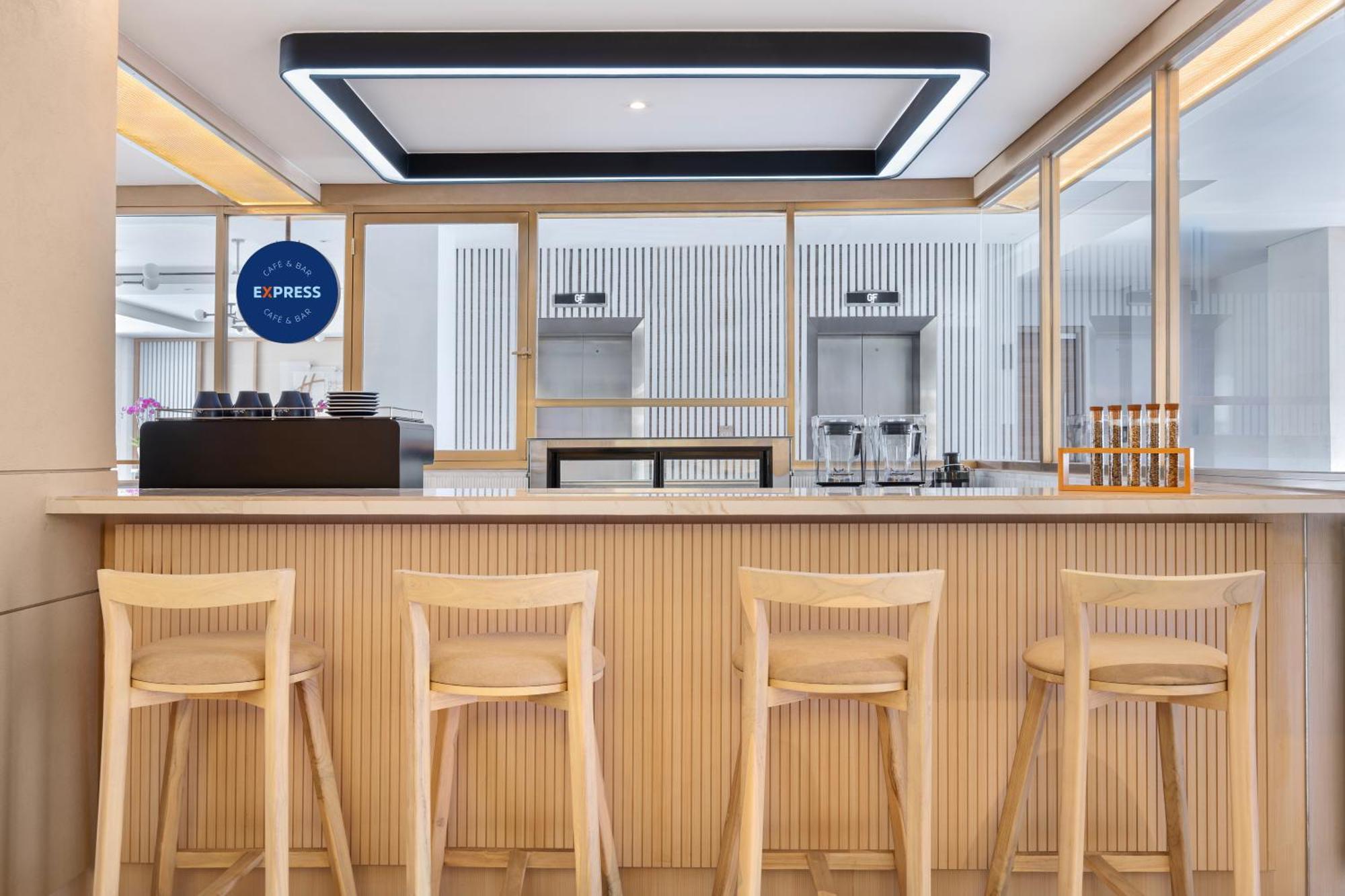 Holiday Inn Express Bali Sunset Road By Ihg Kuta Lombok Exteriör bild