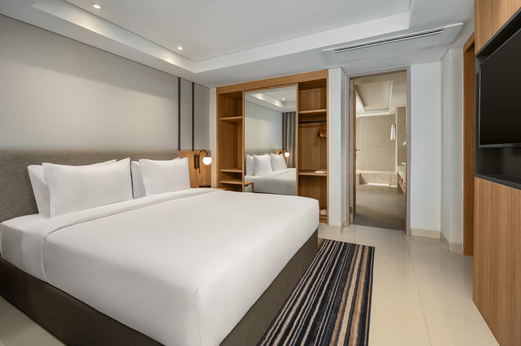 Holiday Inn Express Bali Sunset Road By Ihg Kuta Lombok Exteriör bild