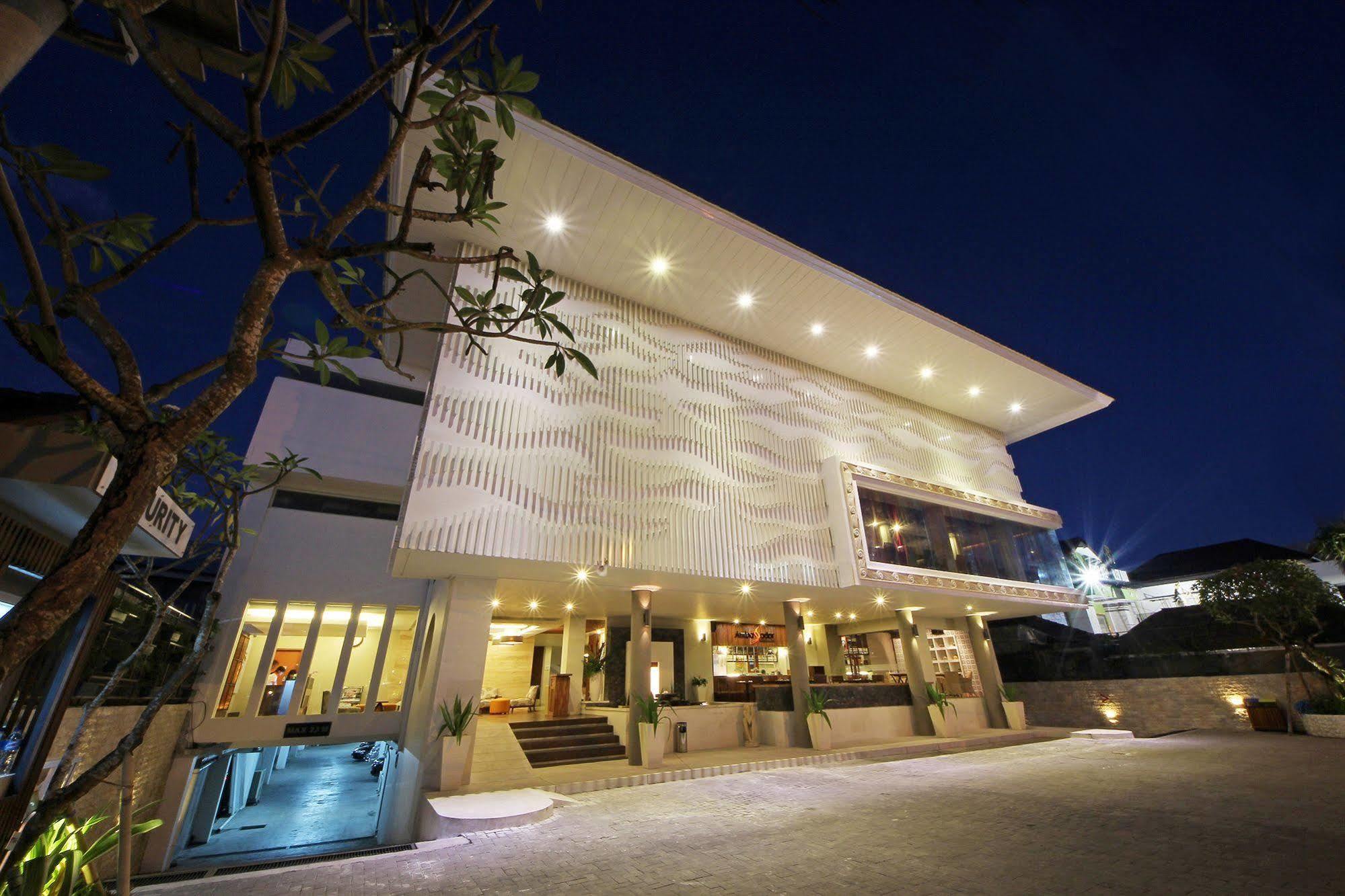 Holiday Inn Express Bali Sunset Road By Ihg Kuta Lombok Exteriör bild